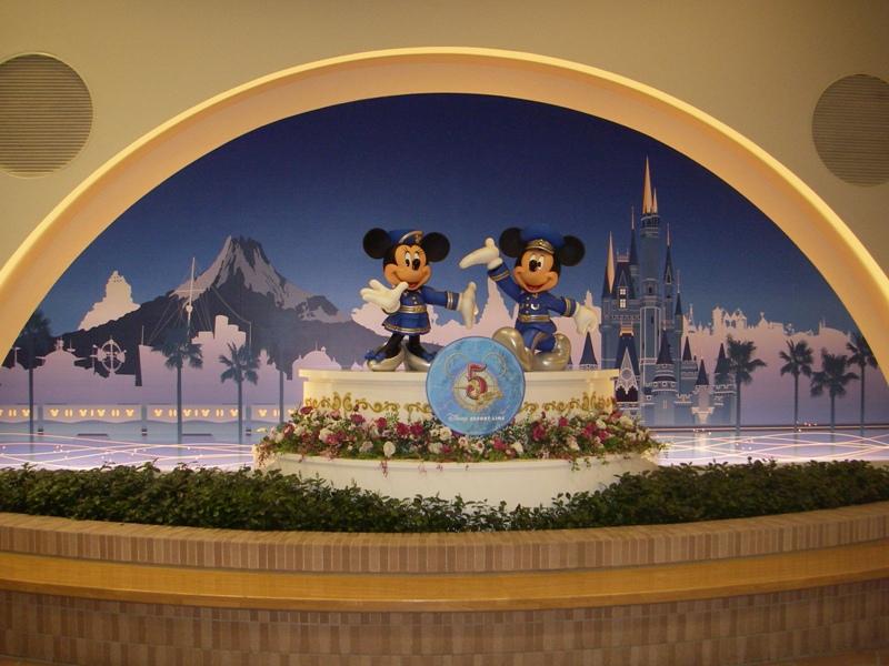 ディズニーリゾートライン(構内:東京ディズニーシー5周年)