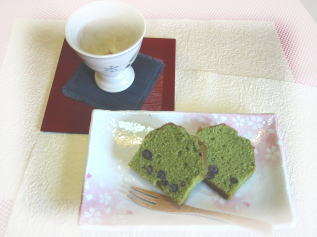 チーズケーキ・パウンドケーキ・クッキー:抹茶のパウンドケーキ 桜茶付き